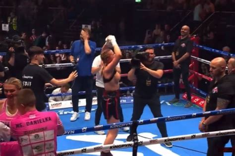 hemsley flash|Kingpyn Boxing video: Daniella Hemsley flashes fans。